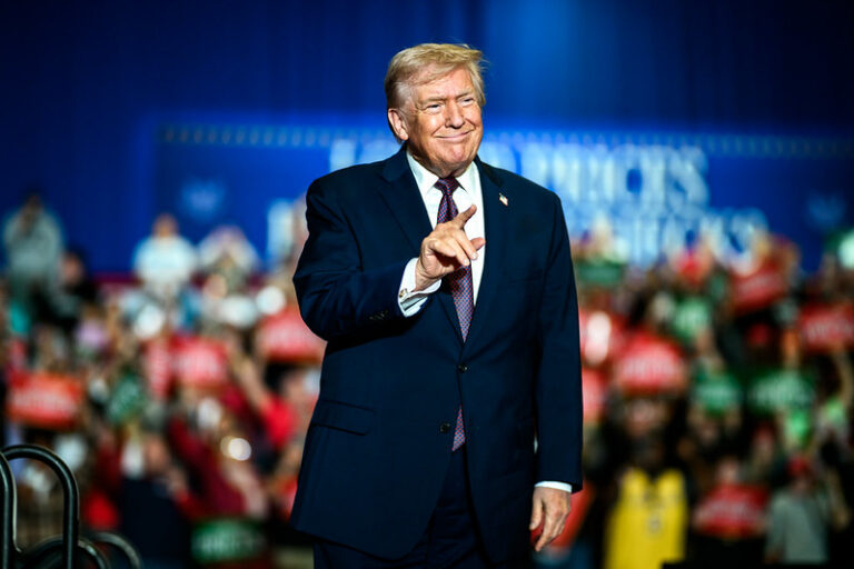 'Bônus para ir para casa': Trump tenta estimular autodeportação de imigrantes em pleno Natal