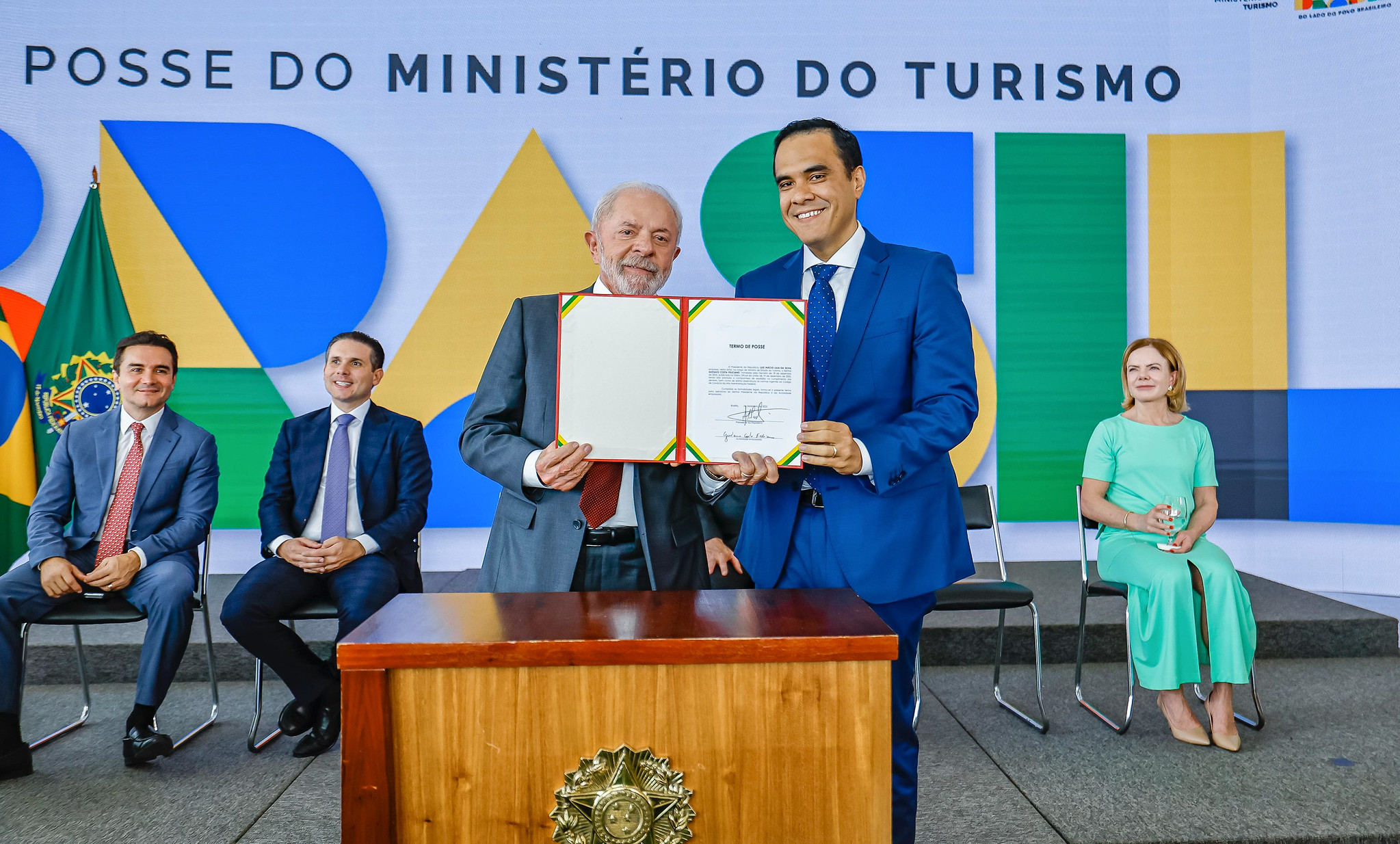 Lula, ao lado do novo ministro do Turismo, Gustavo Feliciano; atrás, o presidente da Câmara dos Deputados, Hugo Motta, o ex-ministro Celso Sabino, e a ministra das Relações Institucionais, Gleisi Hoffmann.