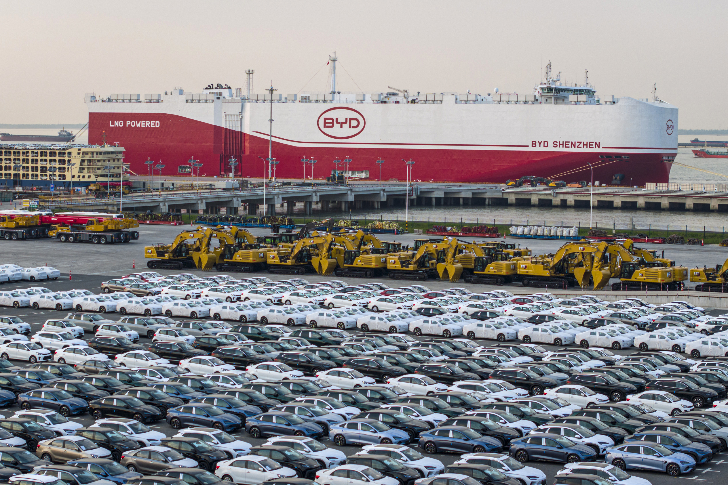 Carros elétricos da BYD aguardam para serem carregados no navio cargueiro BYD "Shenzhen", no porto de Taicang, em Suzhou, na província de Jiangsu, rumo ao Brasil - 27 de abril de 2025