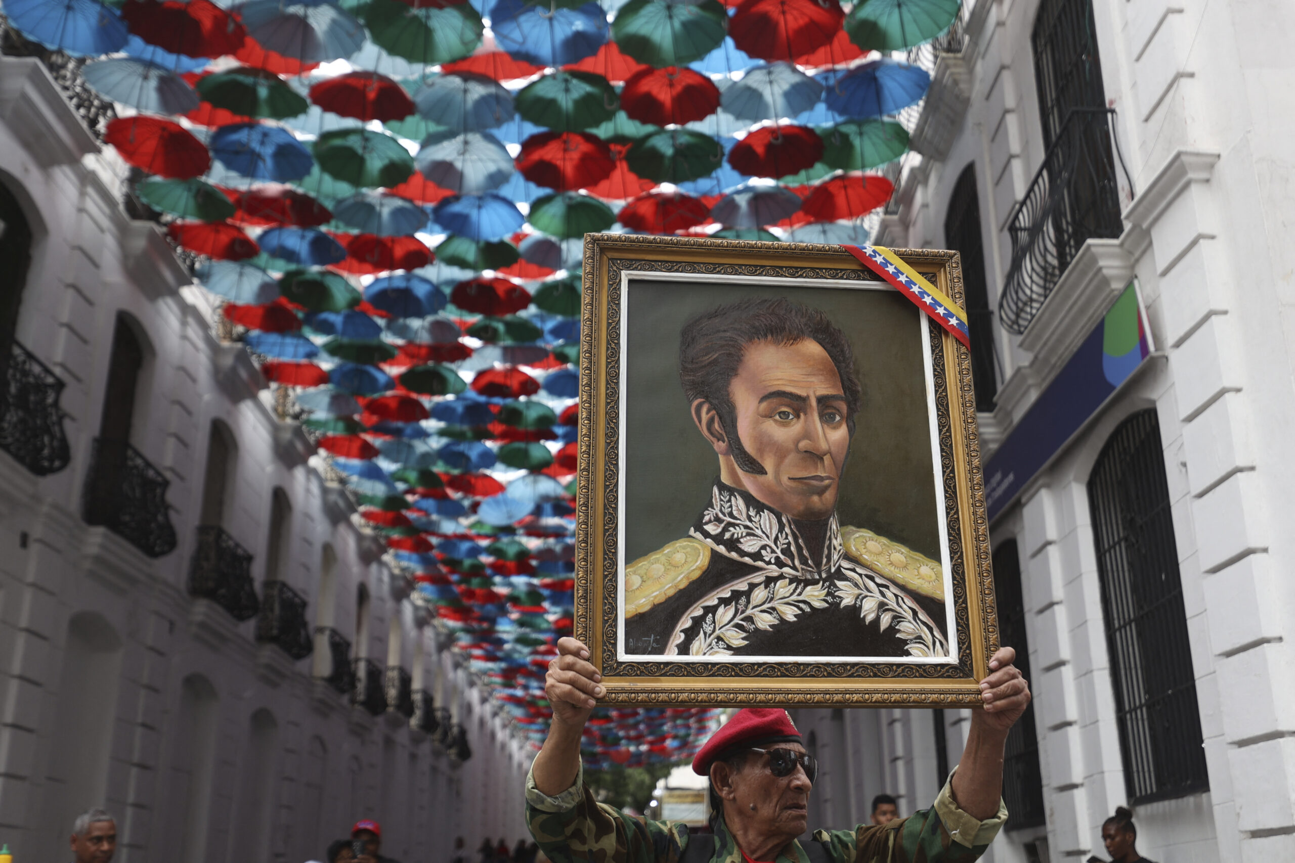 Apoiador do governo Maduro segura uma pintura do herói da independência da Venezuela, Simón Bolívar