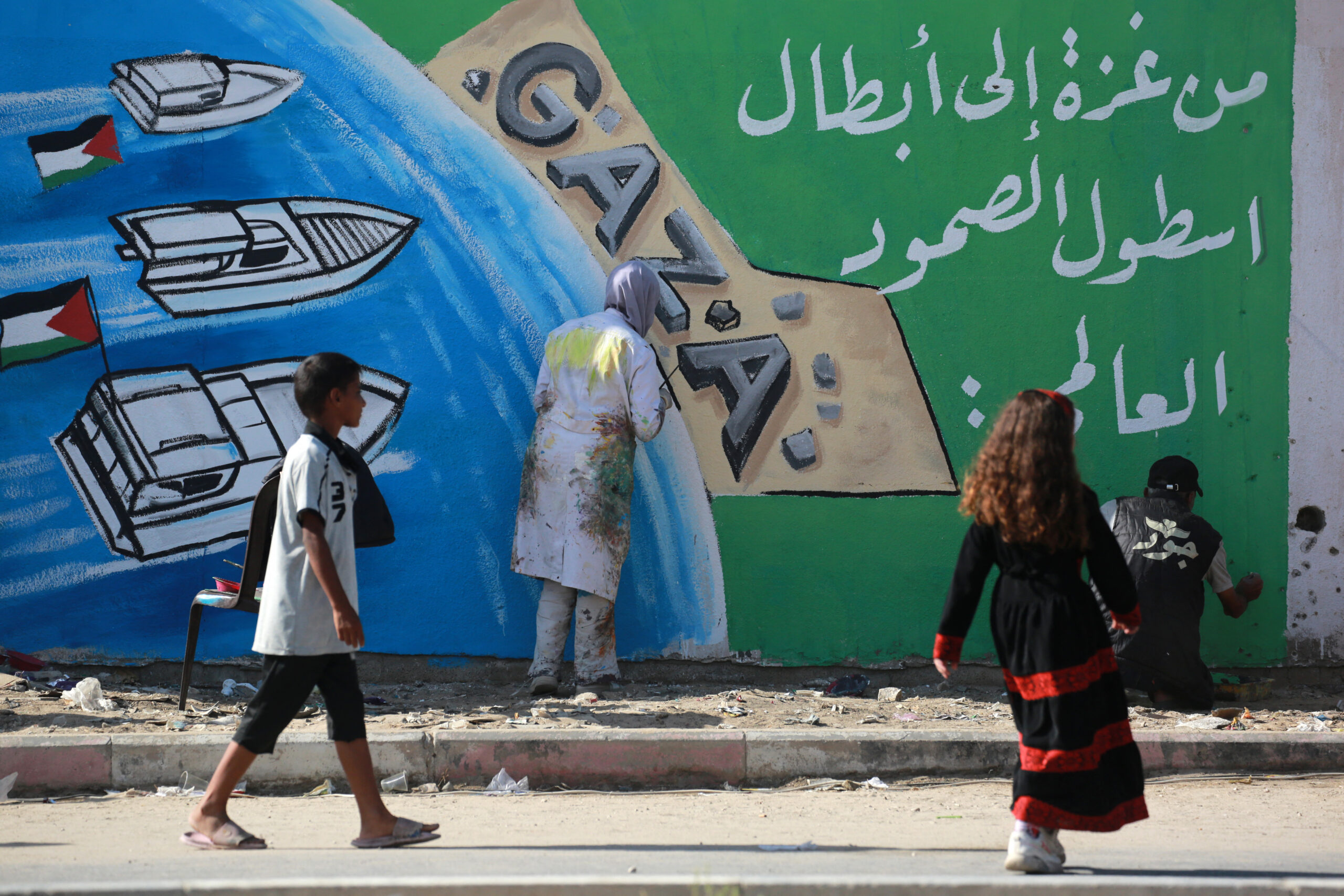 Mural em apoio à flotilha humanitária em Deir el-Balah, na região central da Faixa de Gaza.