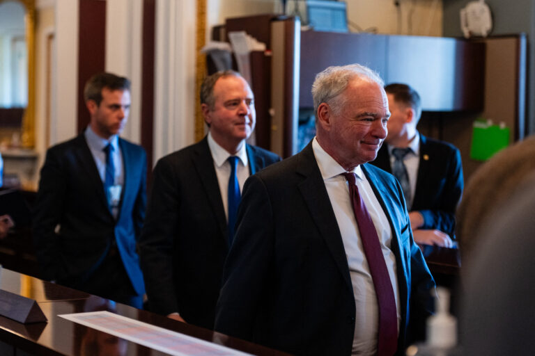 Congresso dos EUA se mobiliza para barrar possível intervenção militar de Trump na Venezuela