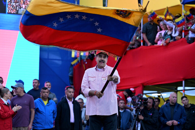 Após novas ameaças de Trump, venezuelanos saem às ruas para demonstrar apoio ao governo Maduro