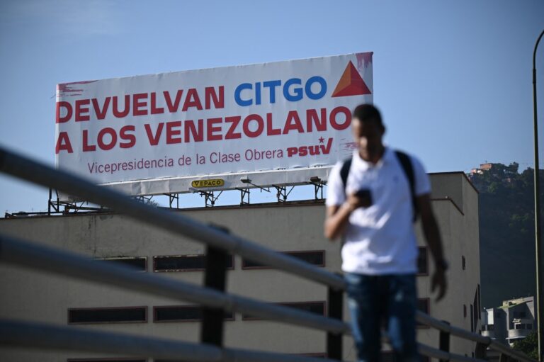 'Maior roubo da história': Governo Maduro reage à liquidação de petroleira venezuelana nos EUA