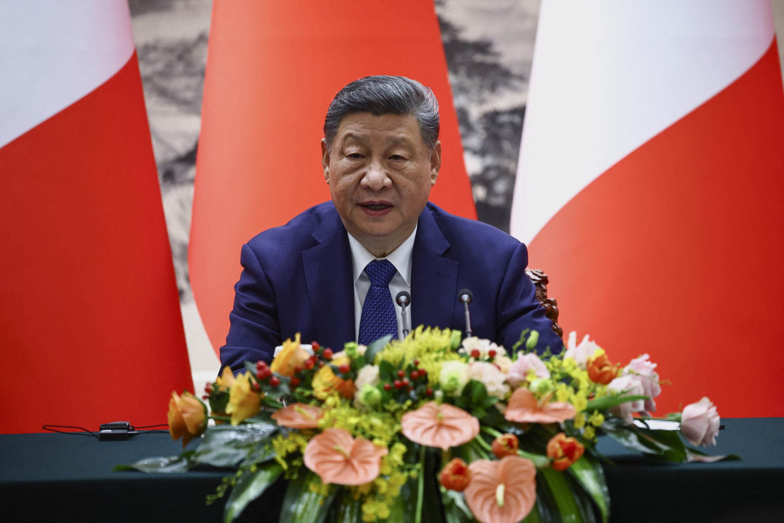 O presidente chinês Xi Jinping faz uma declaração conjunta à imprensa com o presidente francês Emmanuel Macron (não aparece na foto) após reuniões e uma cerimônia de assinatura de acordos no Grande Salão do Povo, em Pequim, em 4 de dezembro de 2025.