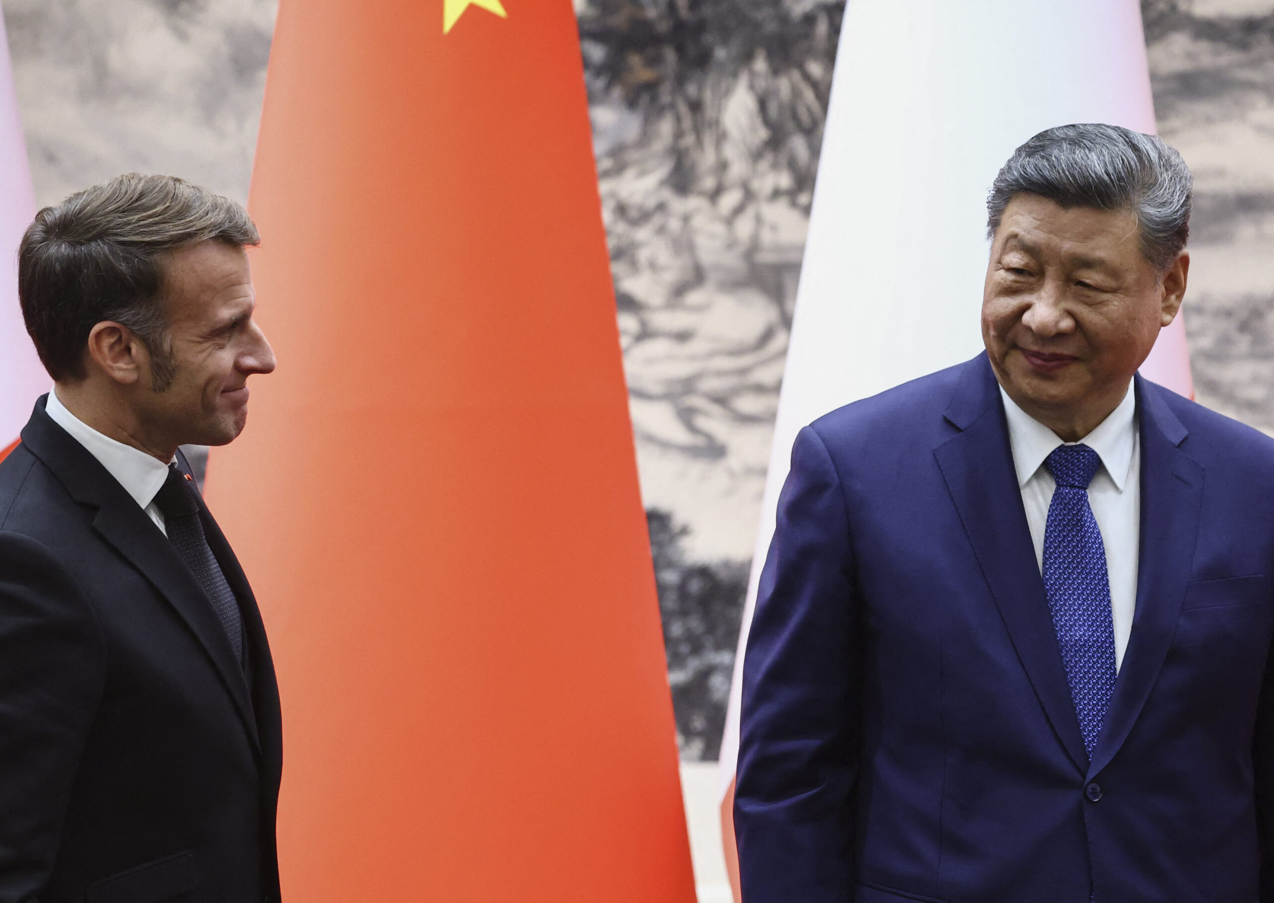 Presidente francês Emmanuel Macron e presidente chinês Xi Jinping após a cerimônia de assinatura de acordos no Grande Salão do Povo, em Pequim, em 4 de dezembro de 2025