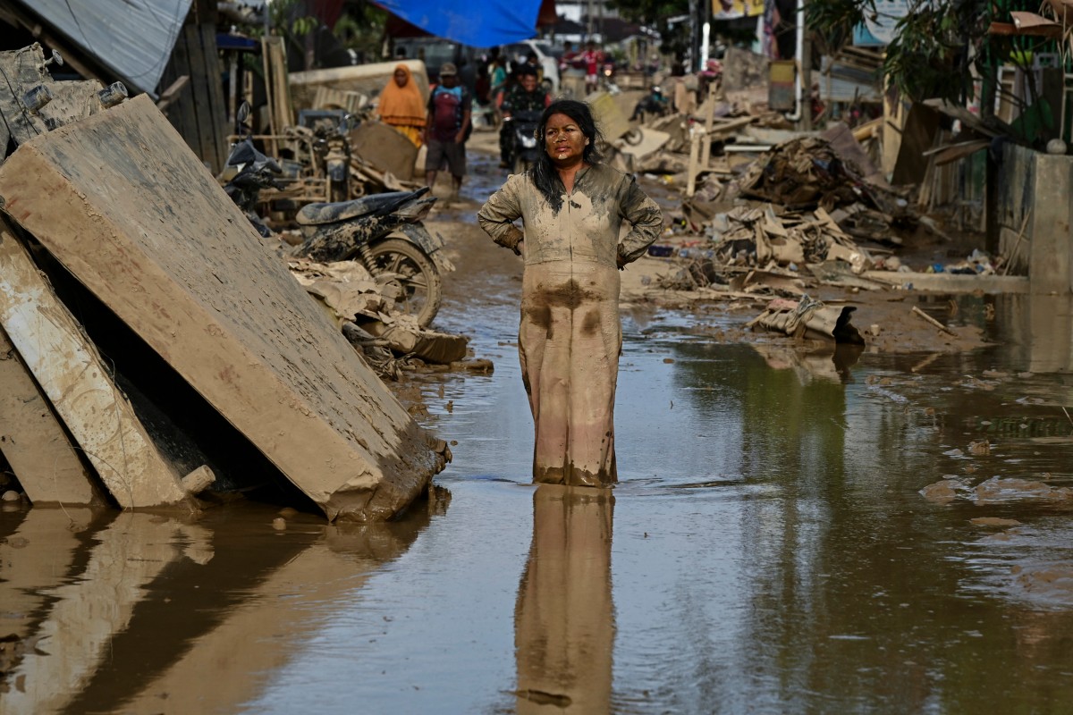 Inundações e deslizamentos de terra devastadores mataram mais de 900 pessoas na ilha de Sumatra, na Indonésia