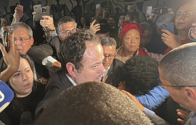 Entidades condenam 'grave censura' e agressão sofrida por jornalistas na Câmara 