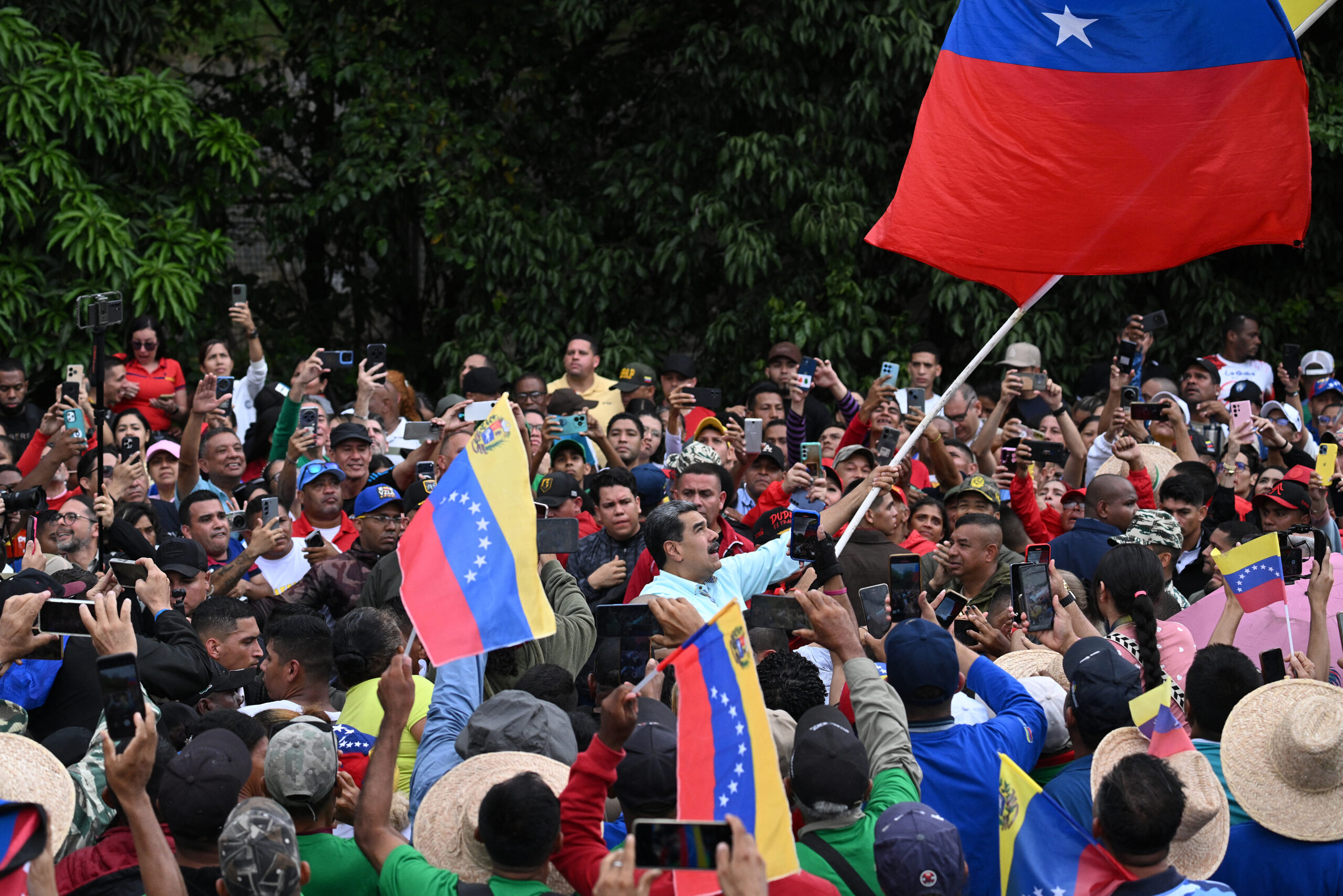 Presidente Nicolás Maduro caminhou com apoiadores durante marcha convocada pelo PSUV