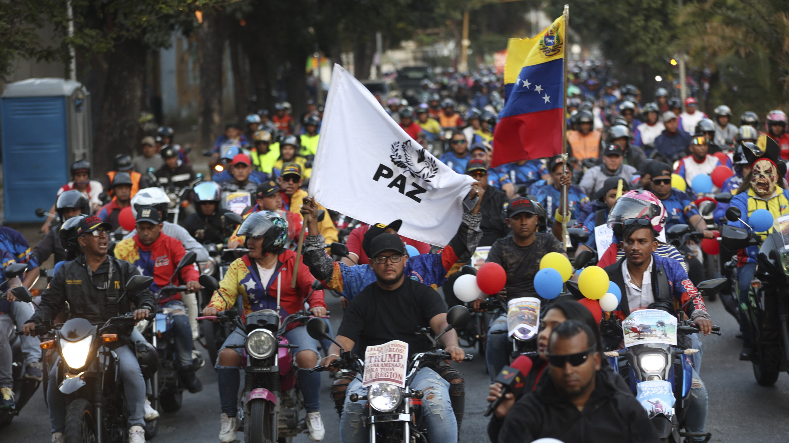 Motociclistas que apoiam o presidente venezuelano Nicolás Maduro participam de uma manifestação em Caracas em protesto contra a pressão militar dos Estados Unidos
