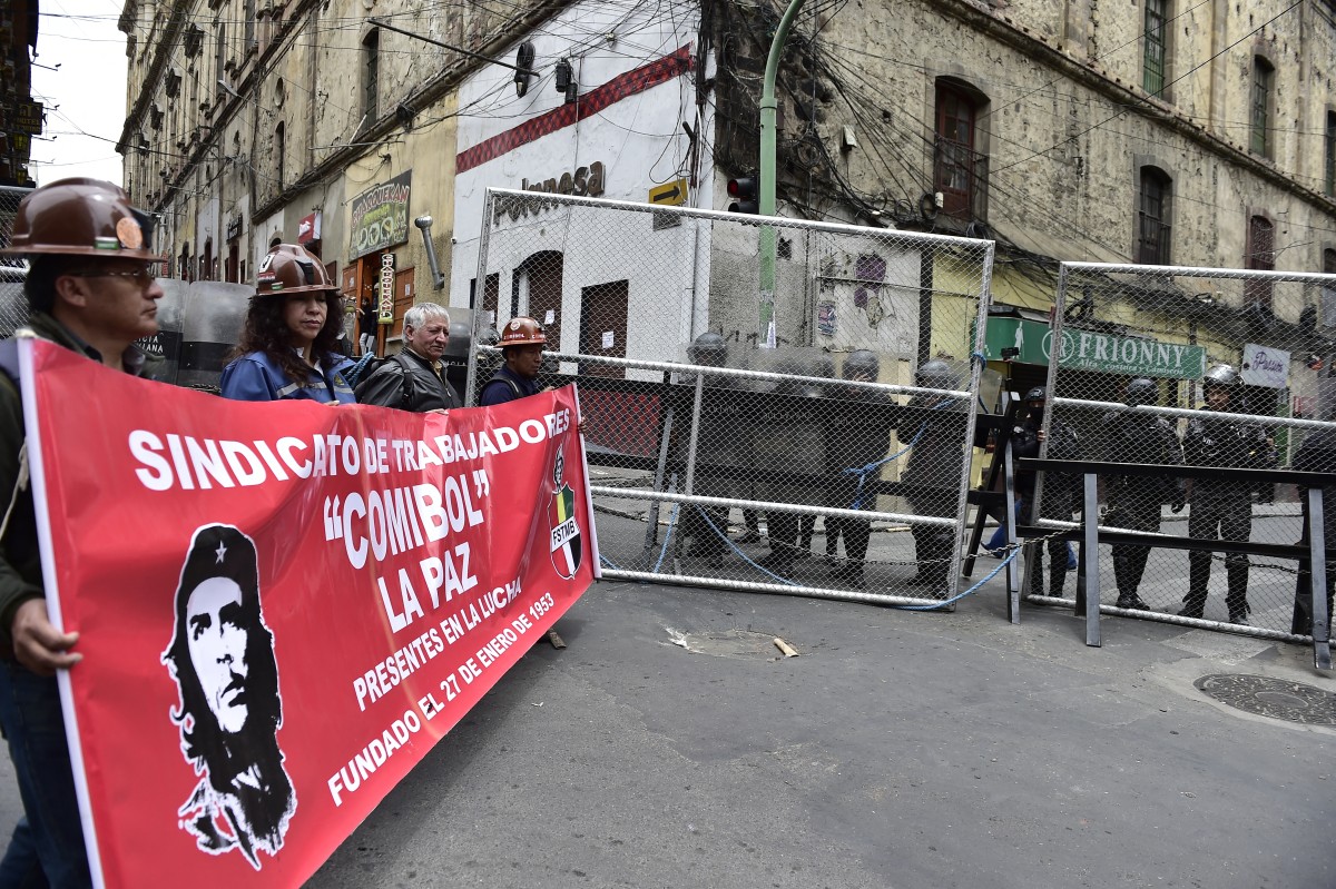 Manifestantes marcham em La Paz contra o decreto que eliminou subsídios e elevou o preço dos combustíveis