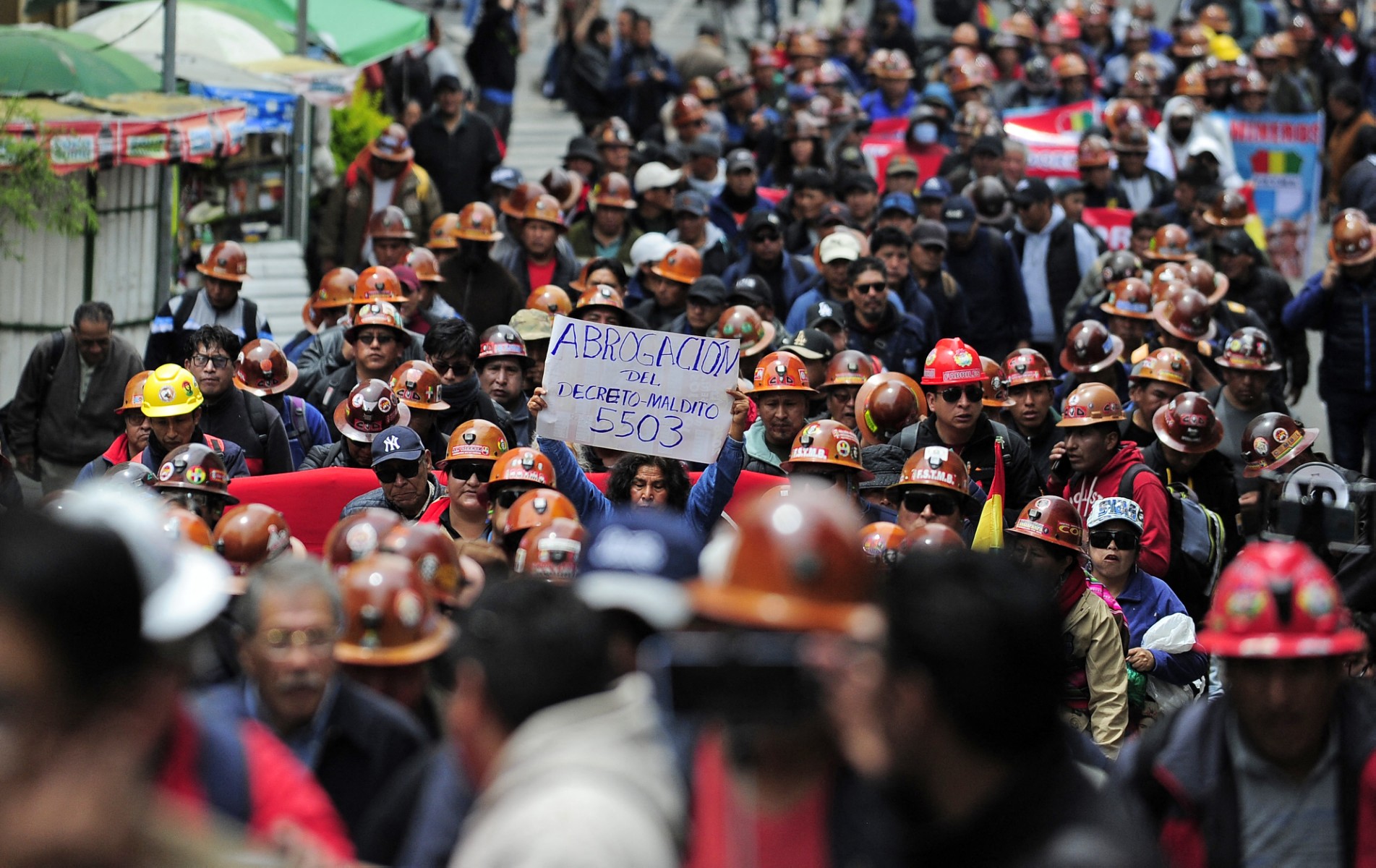 Mineiros bolivianos participam de uma marcha em protesto contra o decreto que elimina os subsídios aos hidrocarbonetos na Bolívia, em La Paz, em 24 de dezembro de 2025. Os mineiros bolivianos – a maioria filiada à Central Sindical dos Trabalhadores da Bolívia (COB) – foram às ruas protestar contra o decreto do governo de centro-direita de Rodrigo Paz na semana passada, que dobrou os preços dos combustíveis e ameaça desencadear uma onda de inflação. (Foto de JORGE BERNAL / AFP)