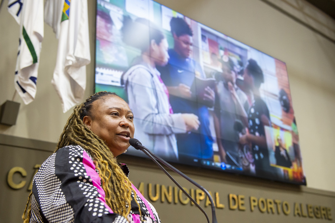 Porto Alegre aprova política que fortalece educação antirracista nas escolas municipais