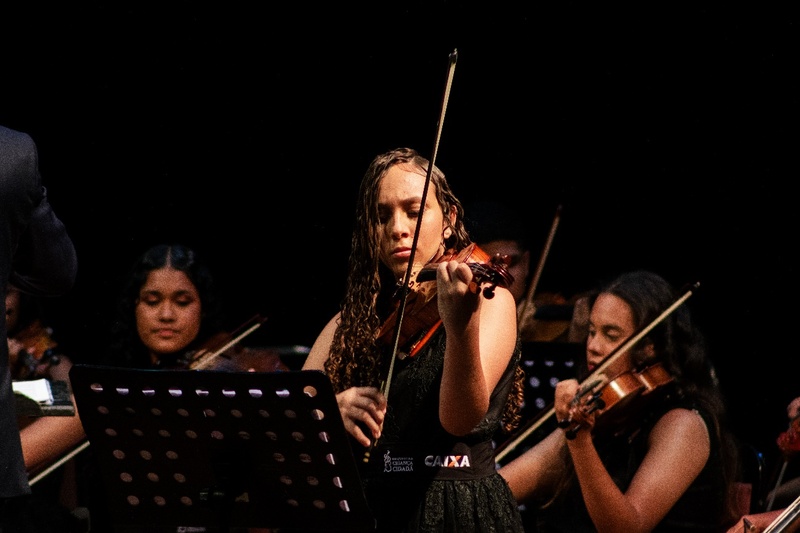 Registro de jovem tocando violino pela Orquestra Criança Cidadã, projeto social com sede no Recife (PE).
