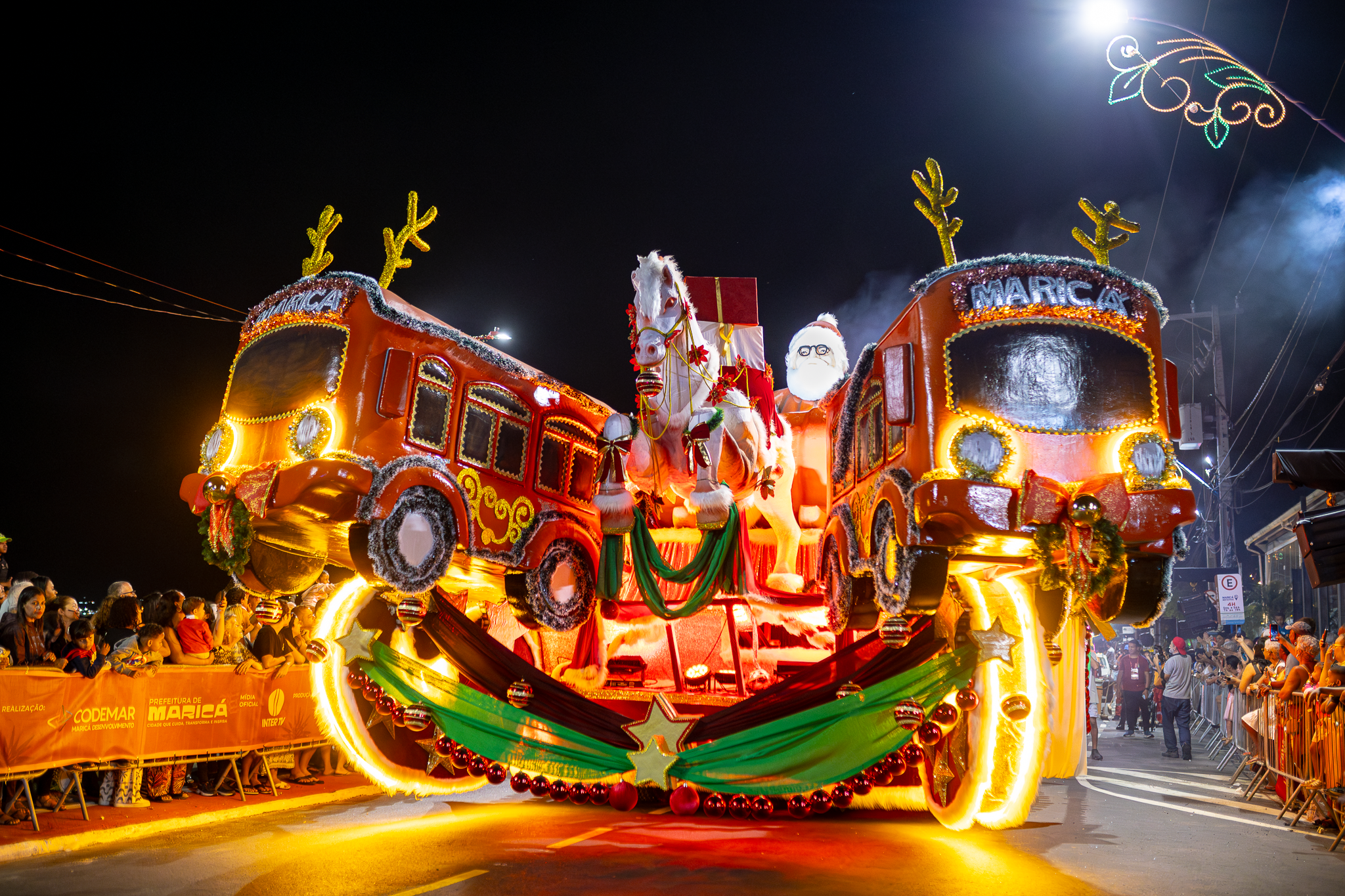 No Natal Brasilidade, as renas que puxam o trenó do Papai Noel são os ônibus com tarifa zero de Maricá