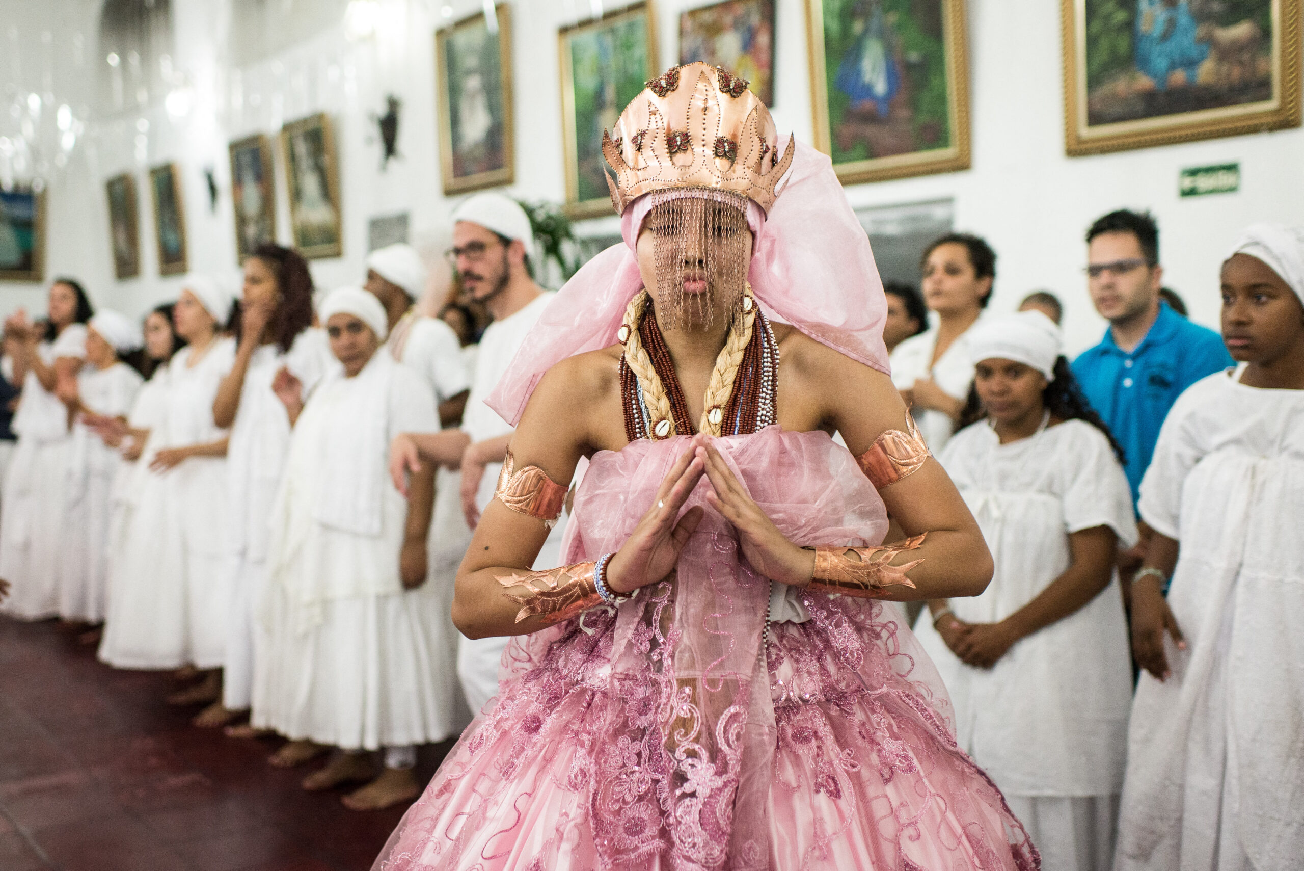 Comunidades sustentam, com poucos recursos, espaços que acumulam funções espirituais, culturais e de apoio social