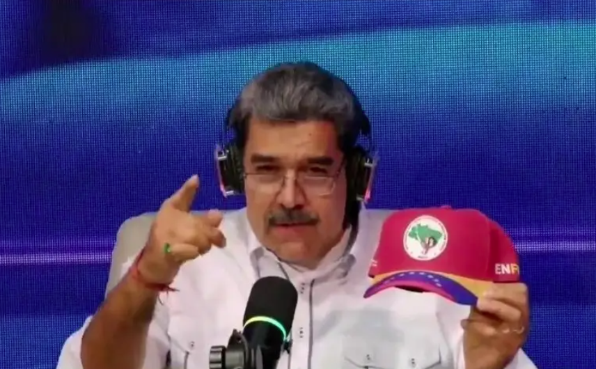 Maduro após receber o boné do MST de um dos convidados em um programa de TV nesta quinta-feira (4)