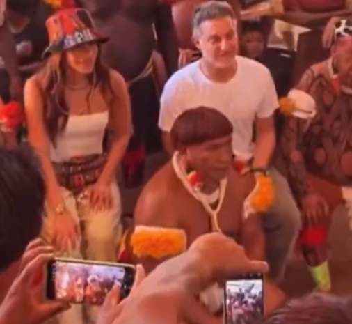 Luciano Huck ao lado da cantora Anitta durante gravação com indígenas no Xingu, no Mato Grosso.