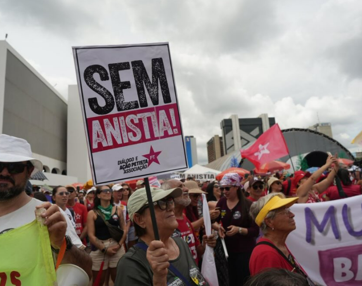 Atos em todo o Brasil mostram que população está em 'estado de vigília', diz integrante do MST