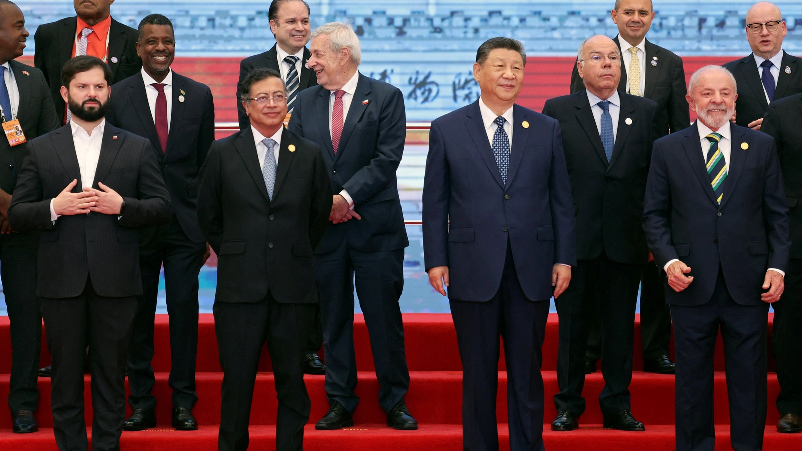 O documento é conhecido como Livro Branco na China, são usados por Pequim para detalhar sua política externa, estratégias de desenvolvimento e prioridades de cooperação internacional, oferecendo transparência sobre objetivos e propostas de atuação em diferentes regiões do mundo.