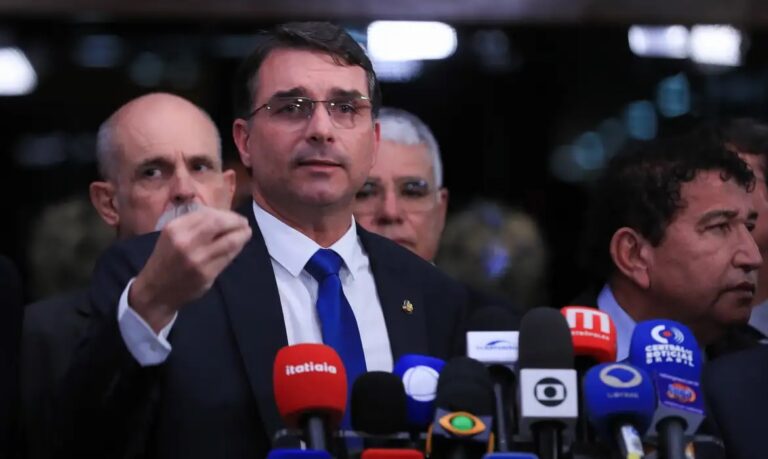 Em carta antes de cirurgia, Bolsonaro reafirma candidatura de Flávio à Presidência