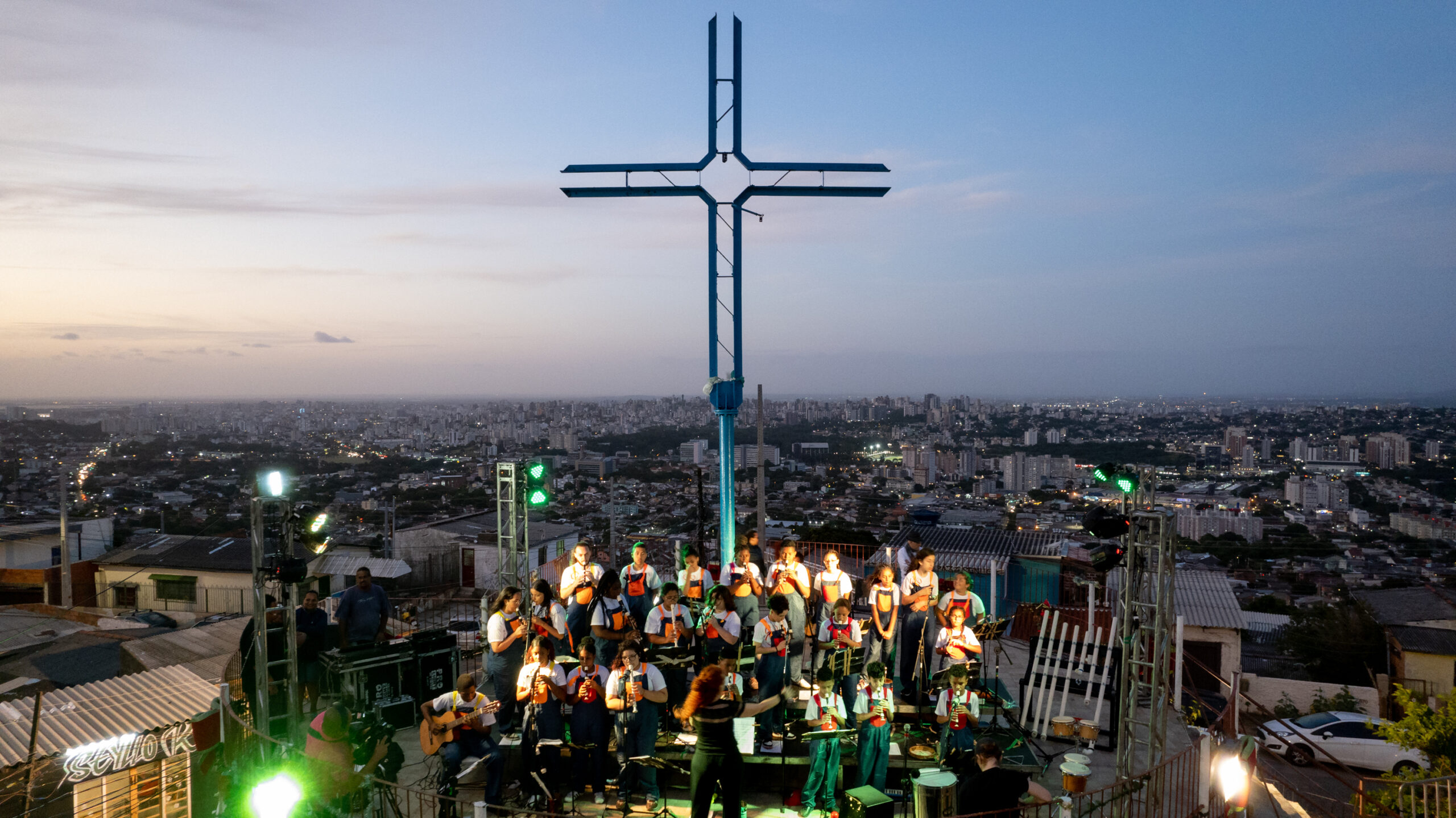 Atuante desde 2015, a Orquestra Sons do Morro é formada por jovens de 8 a 21 anos. Os instrumentos são feitos com material reciclado