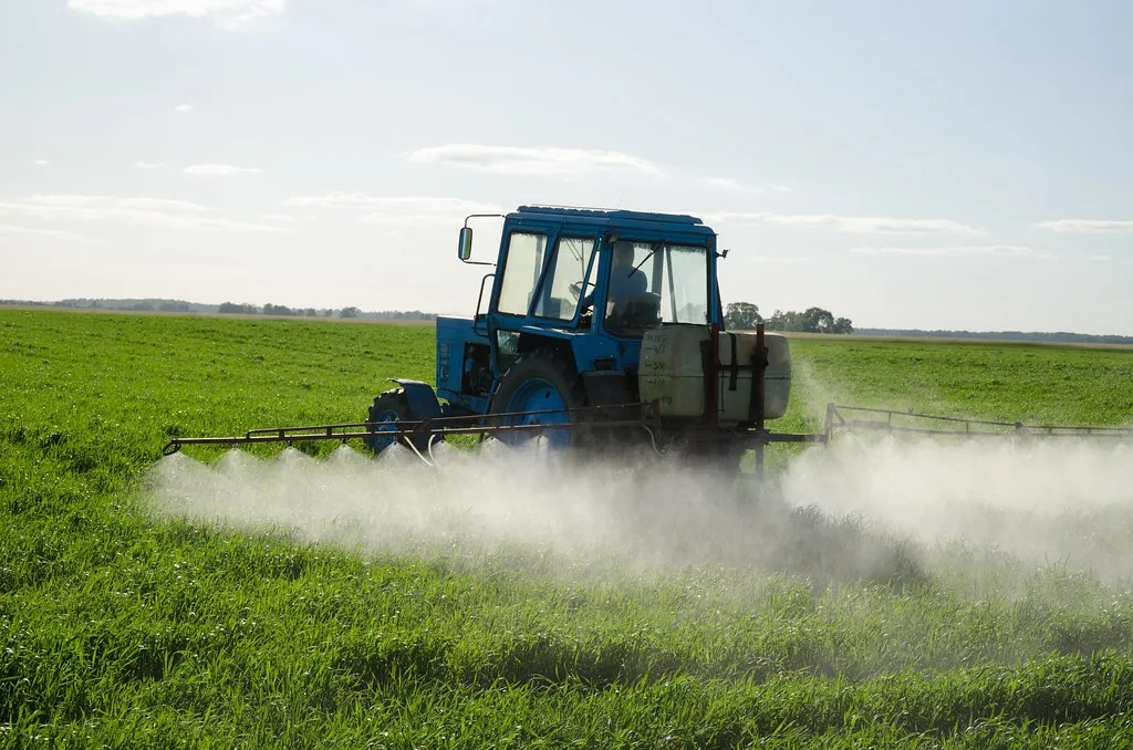 Glifosato é a substãncia base de mais de cem marcas de agrotóxicos à venda no Brasil, sendo usado em lavouras e também em jardins. O Roundup, da Bayer, é um dos mais vendidos no mercado (Foto: Aqua.Mech/Flickr)