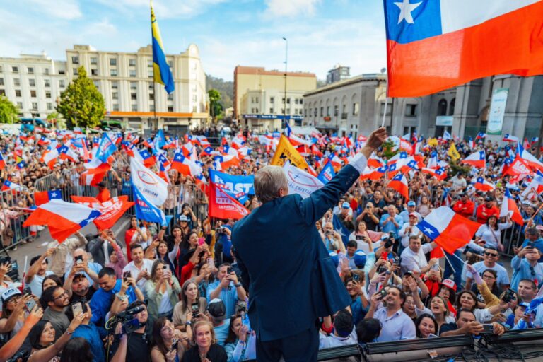 Vitória de Kast no Chile reflete 'onda de extrema direita' pressionada por Trump, diz analista