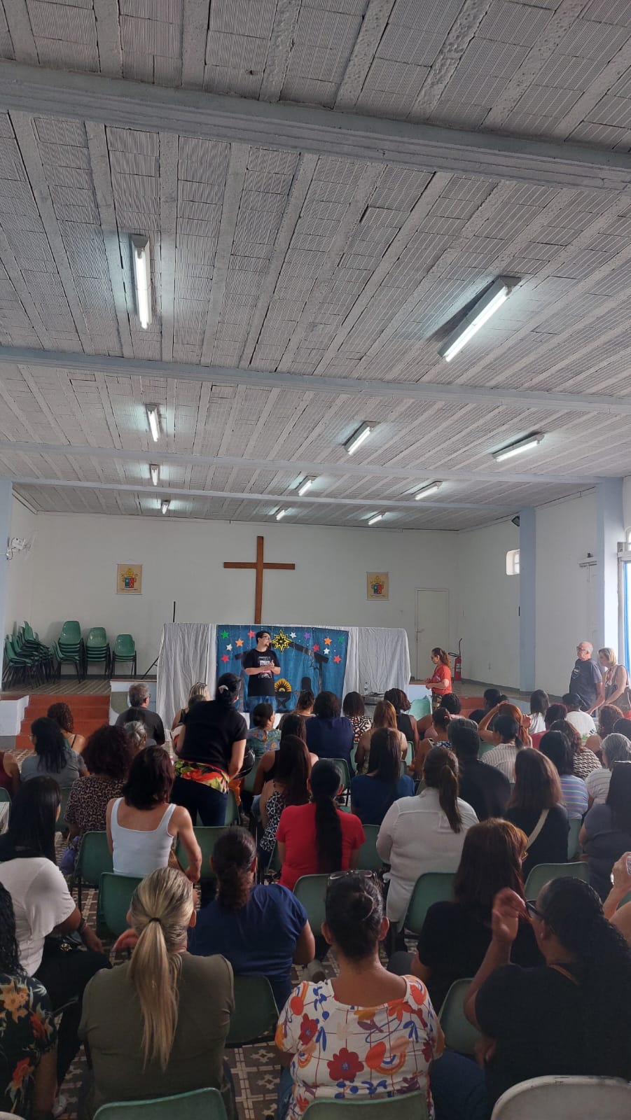 Profissionais de educação de Valença (RJ) se reúnem no Pavilhão Leoni, no centro da cidade, para discutir demandas da categoria
