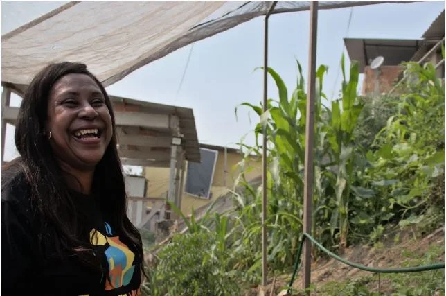 Grupo de mulheres do Complexo da Penha mantém horta urbana no Morro do Sereno 