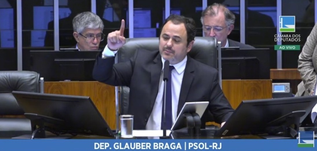 O deputado Glauber Braga (Psol-RJ) ocupou na tarde desta terça-feira (9) a mesa da presidência da Câmara em resposta à votação de sua cassação.