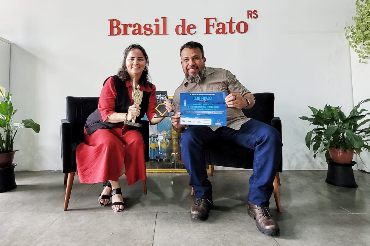 Repórter Fabiana Reinholz e fotojornalista Jorge Leão conquistaram três prêmios de jornalismo pelo Brasil de Fato RS nesta sexta-feira (12)