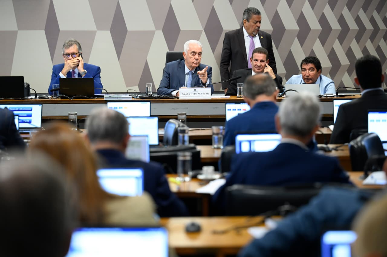 Foram 17 votos favoráveis a 7 contrários na CCJ. Texto deve ser votado no plenário