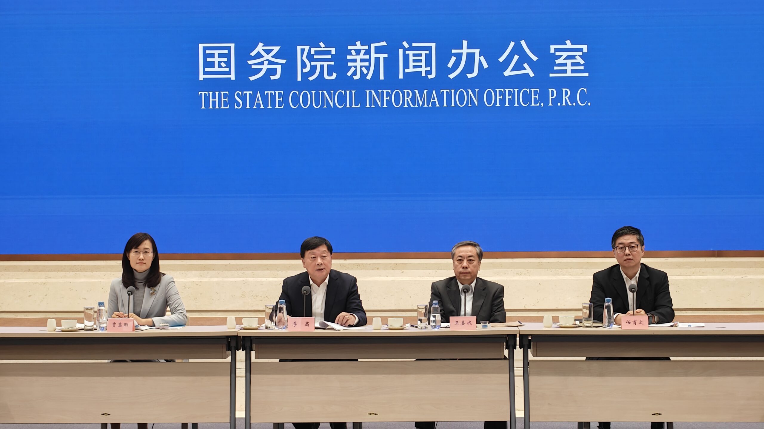 Coletiva do Escritório de Informação do Conselho de Estado sobre a implementação da Quarta Sessão Plenária do 20º Comitê Central do Partido Comunista da China. (da esq. à dir.) Jia Huili, Vice-Diretora do Departamento de Imprensa do Gabinete de Informação do Conselho de Estado. Li Gao, Vice-Ministro da Ecologia e Ambiente, Wang Shancheng, Diretor Geral do Departamento de Conservação de Recursos e Proteção Ambiental da Comissão Nacional de Desenvolvimento e Reforma e Ren Yuzhi, Diretor Geral do Departamento de Desenvolvimento e Planeamento da Administração Nacional de Energia