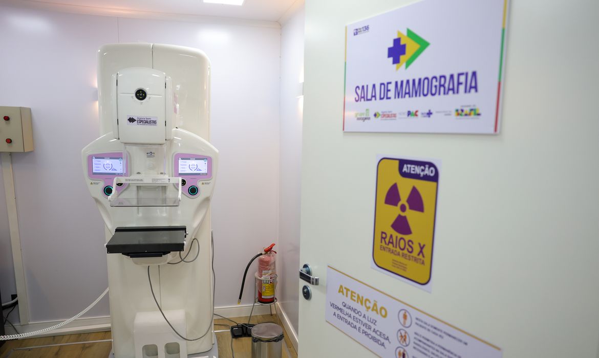 Aparelho para realização do exame de mamografia