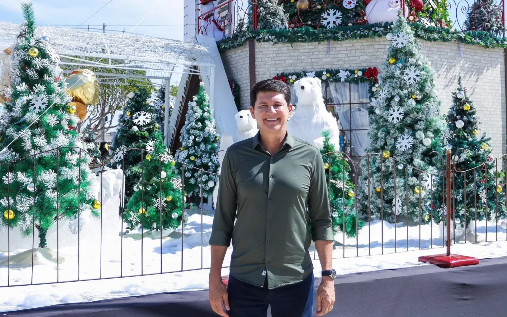 Prefeito Simão Durando (União Brasil) posa em frente à decoração de Natal de Petrolina em 2025.