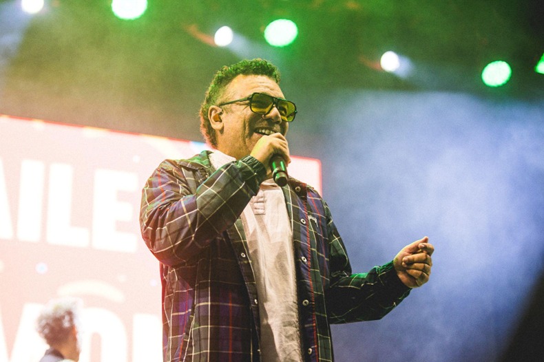 Simoninha relembra legado do pai em show de clássicos