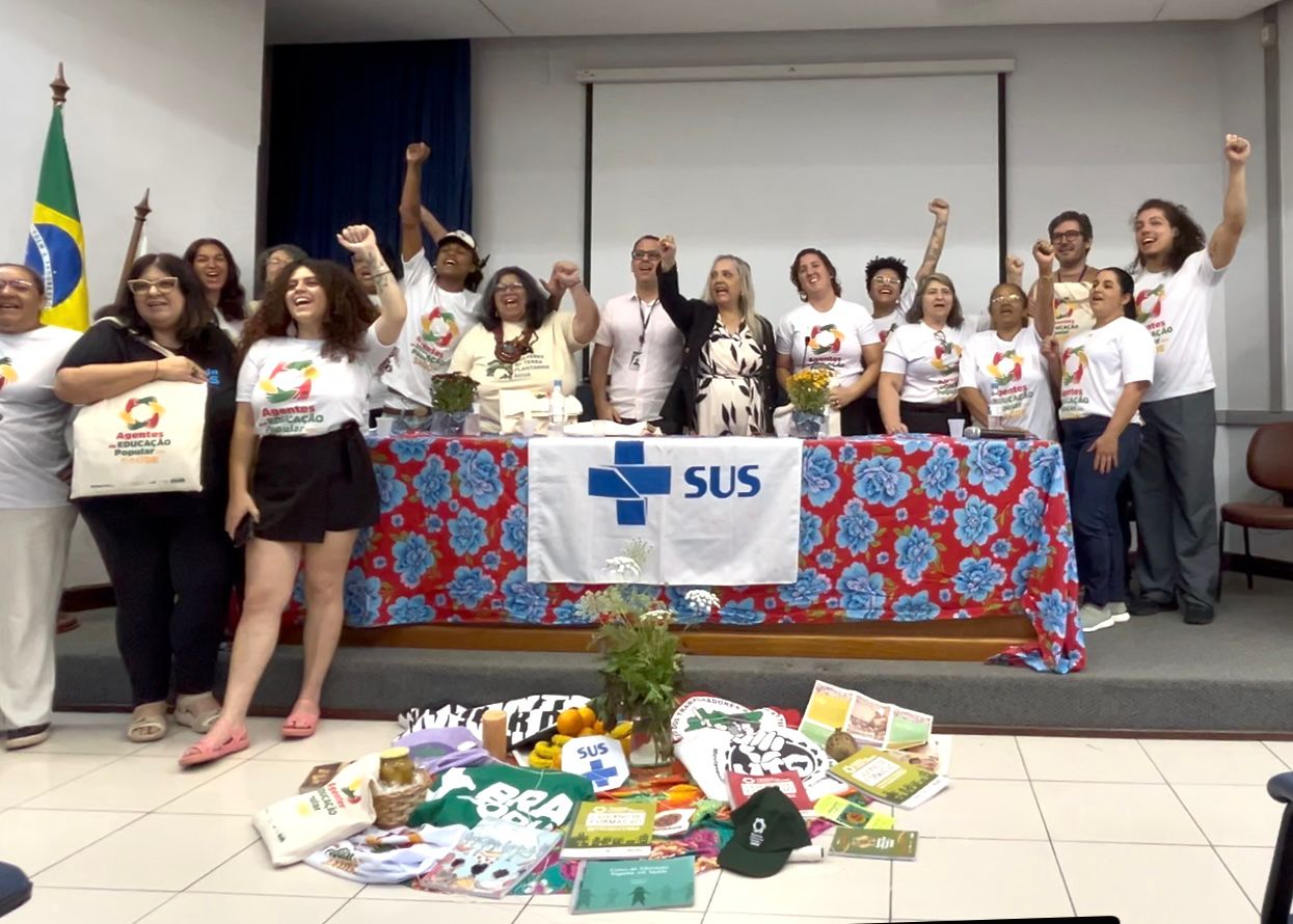 A programação teve início com um momento de saudação, marcado pela presença de educadores, profissionais de saúde e integrantes de projetos comunitários vinculados ao SUS