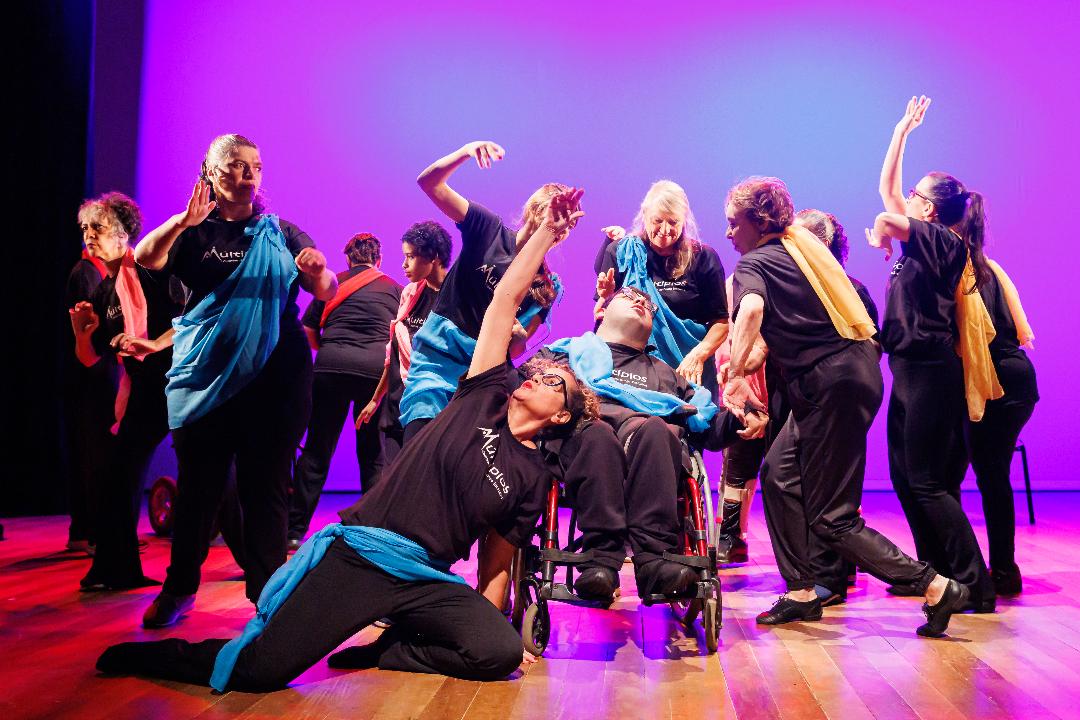 Por meio de coreografias que exploram a improvisação, a interação e a expressão genuína, bailarinos compartilham suas histórias e perspectivas no espetáculo "Multiplicidades"