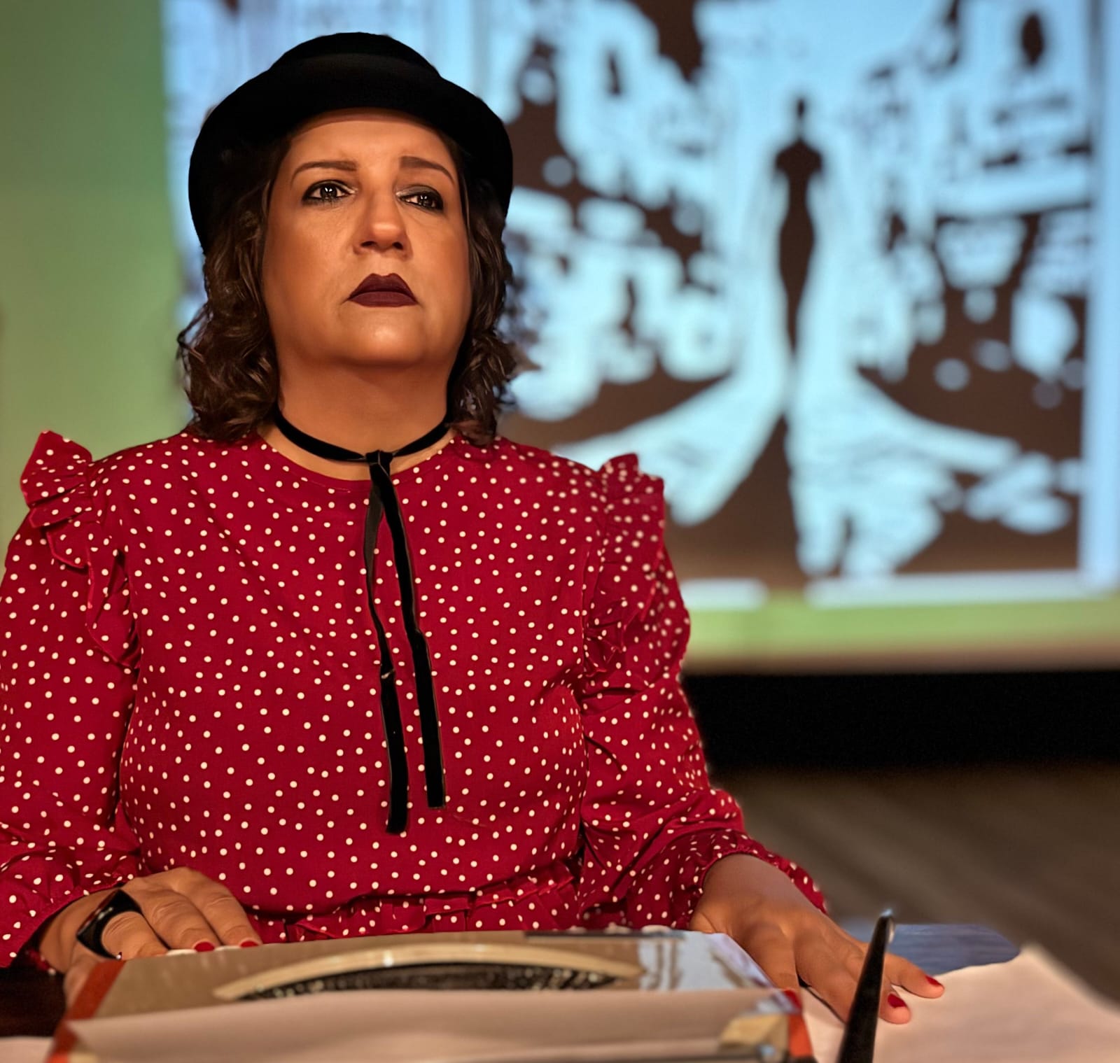 O espetáculo tem direção da jornalista Cátia Cylene, com codireção de Luiza do Carmo, e marca também a atuação de Cátia em cena, dando vida à autora
