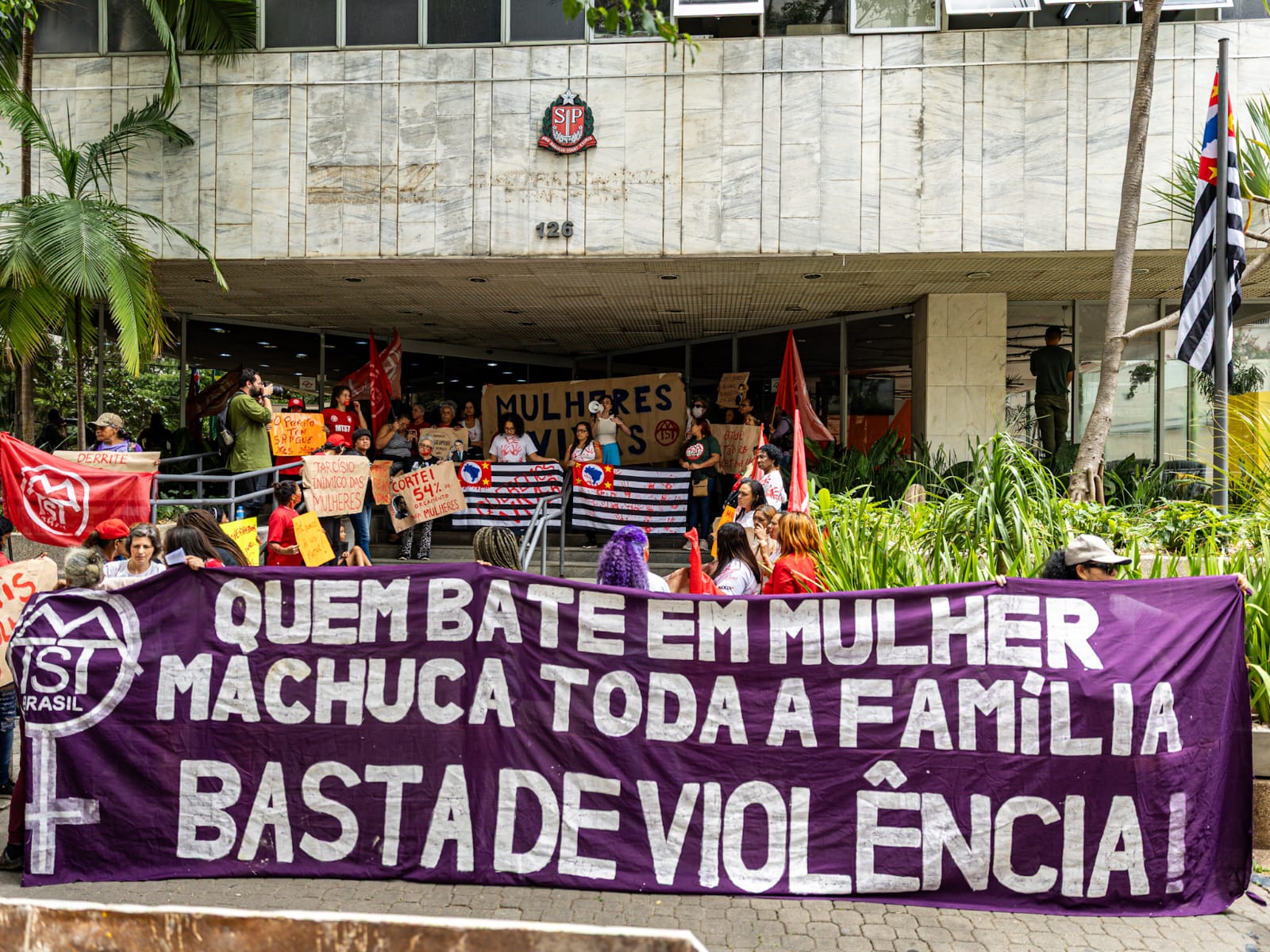 Grupo de mulheres do MTST no saguão da Secretaria de Políticas para a Mulher de São Paulo