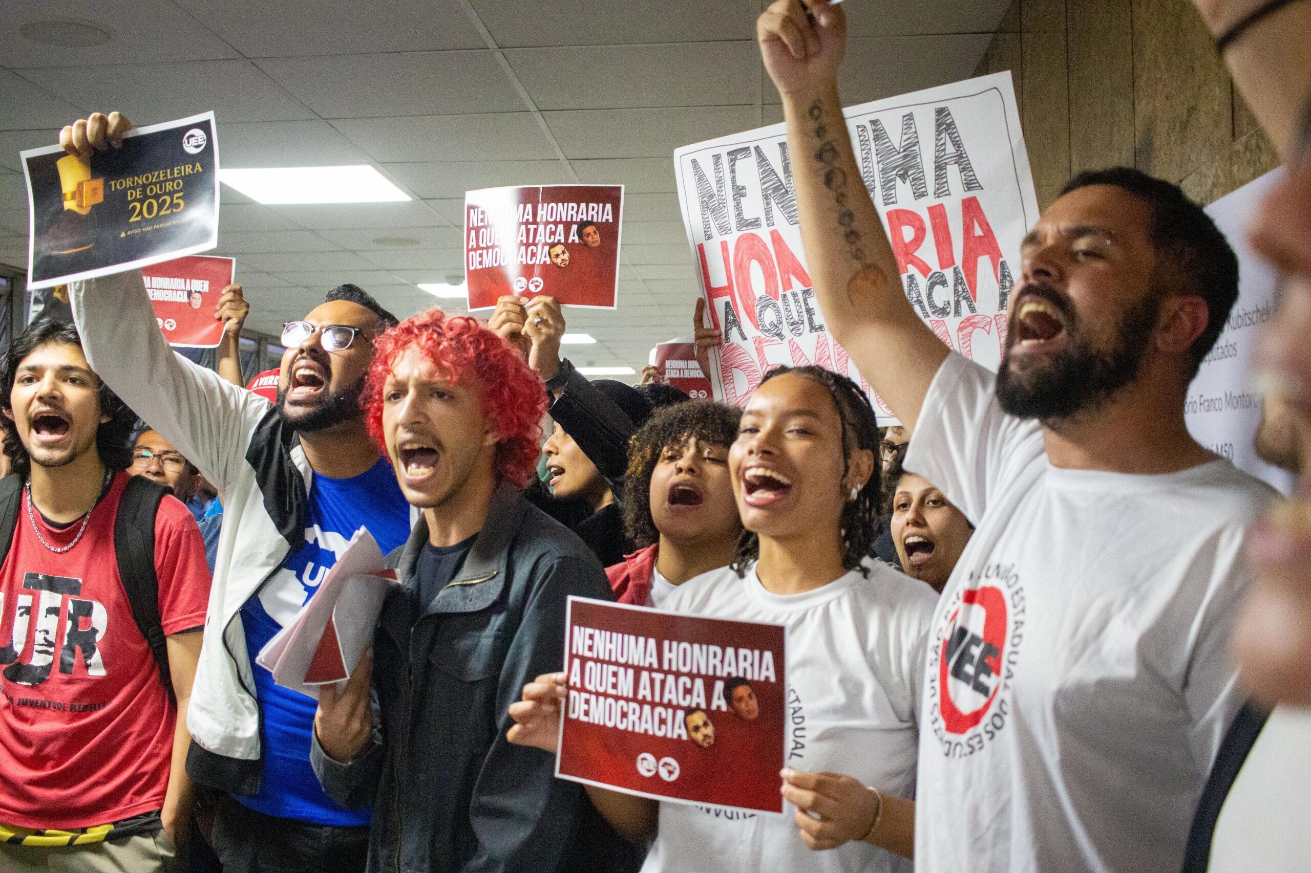 "Nenhuma honraria a quem ataca a democracia", informava um dos cartazes do movimento estudantil