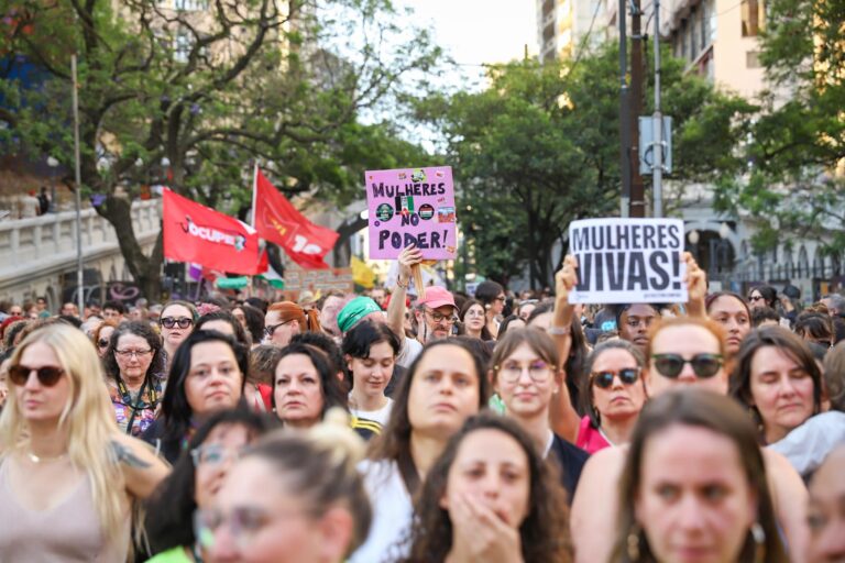 Após nova escalada de violência, mulheres tomam ruas de Porto Alegre pelo fim dos feminicídios