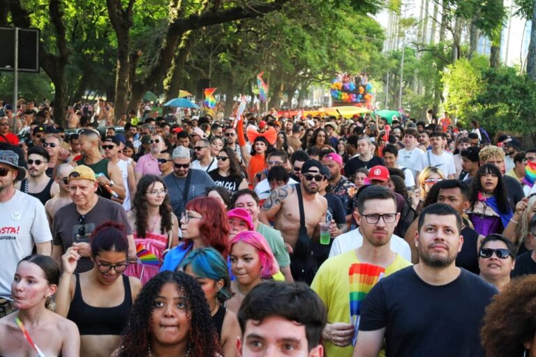 28ª Parada Livre de Porto Alegre transforma protesto, memória e afeto em ato político