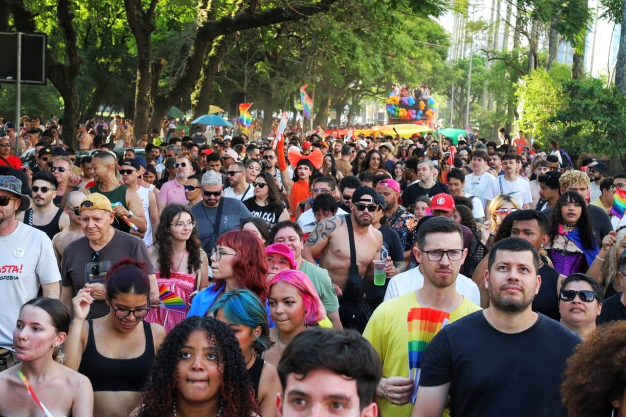 Milhares de pessoas ocuparam o Parque da Redenção neste domingo (7)