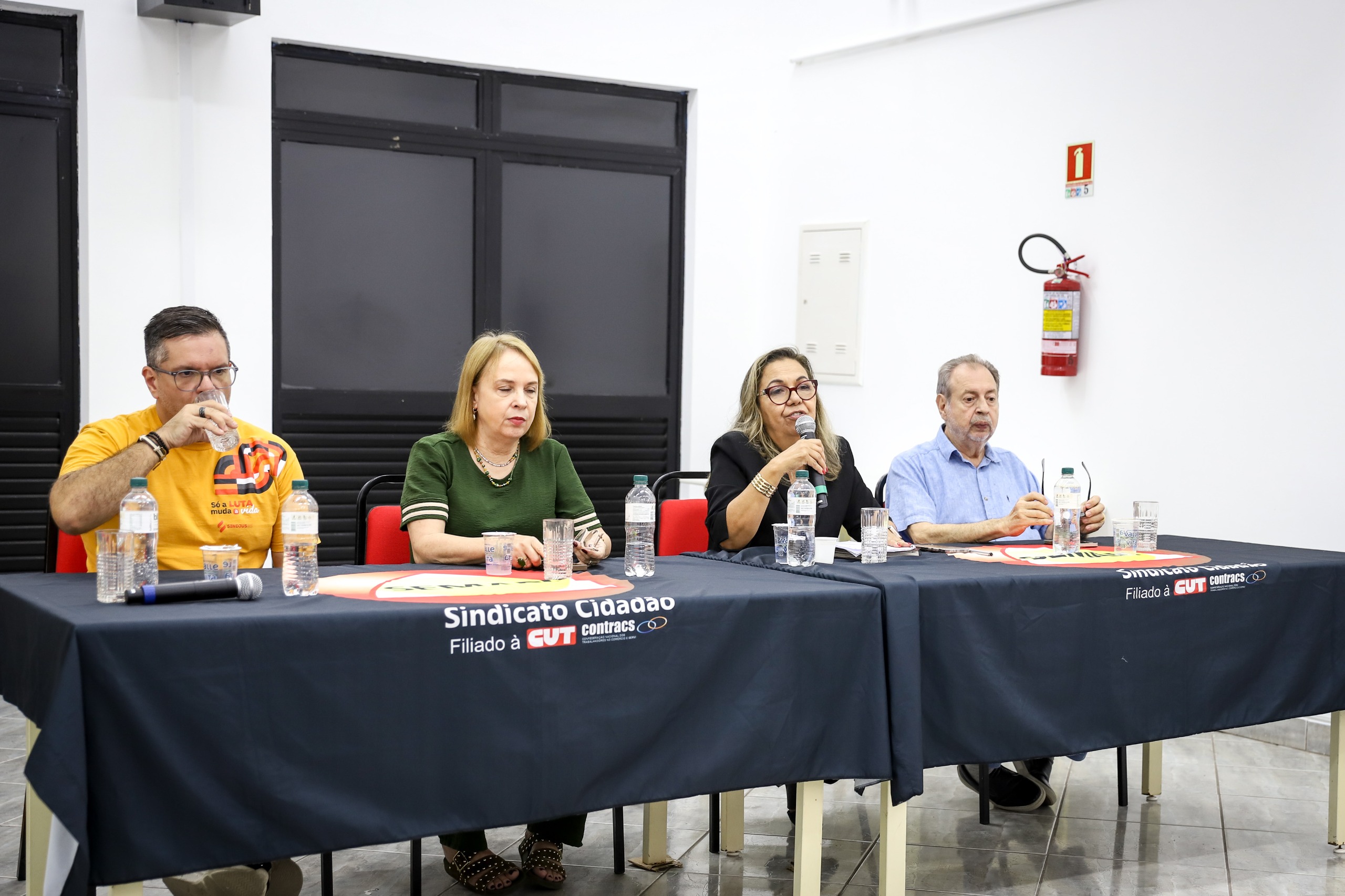 Representantes de sindicatos em coletiva de imprensa em Porto Alegre contra o PL que propõe a gestão privada de serviços públicos