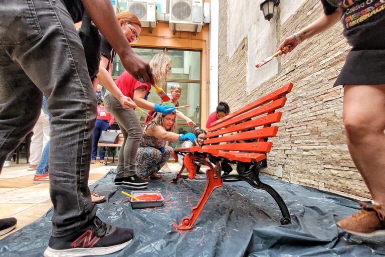 SindBancários Porto Alegre realiza pintura coletiva de Banco Vermelho contra violência à mulher