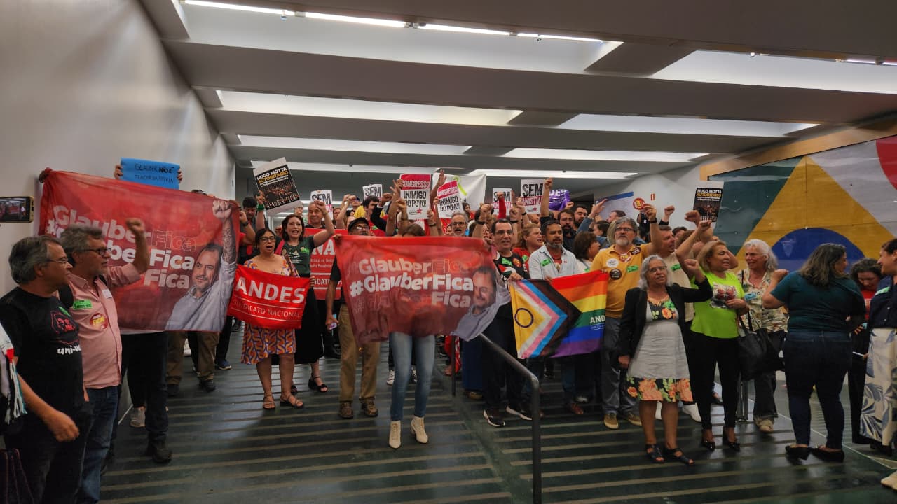 Apoiadores do deputado Glauber Braga estendem bandeiras em manifestação dentro das dependências da Câmara dos Deputados, em Brasília