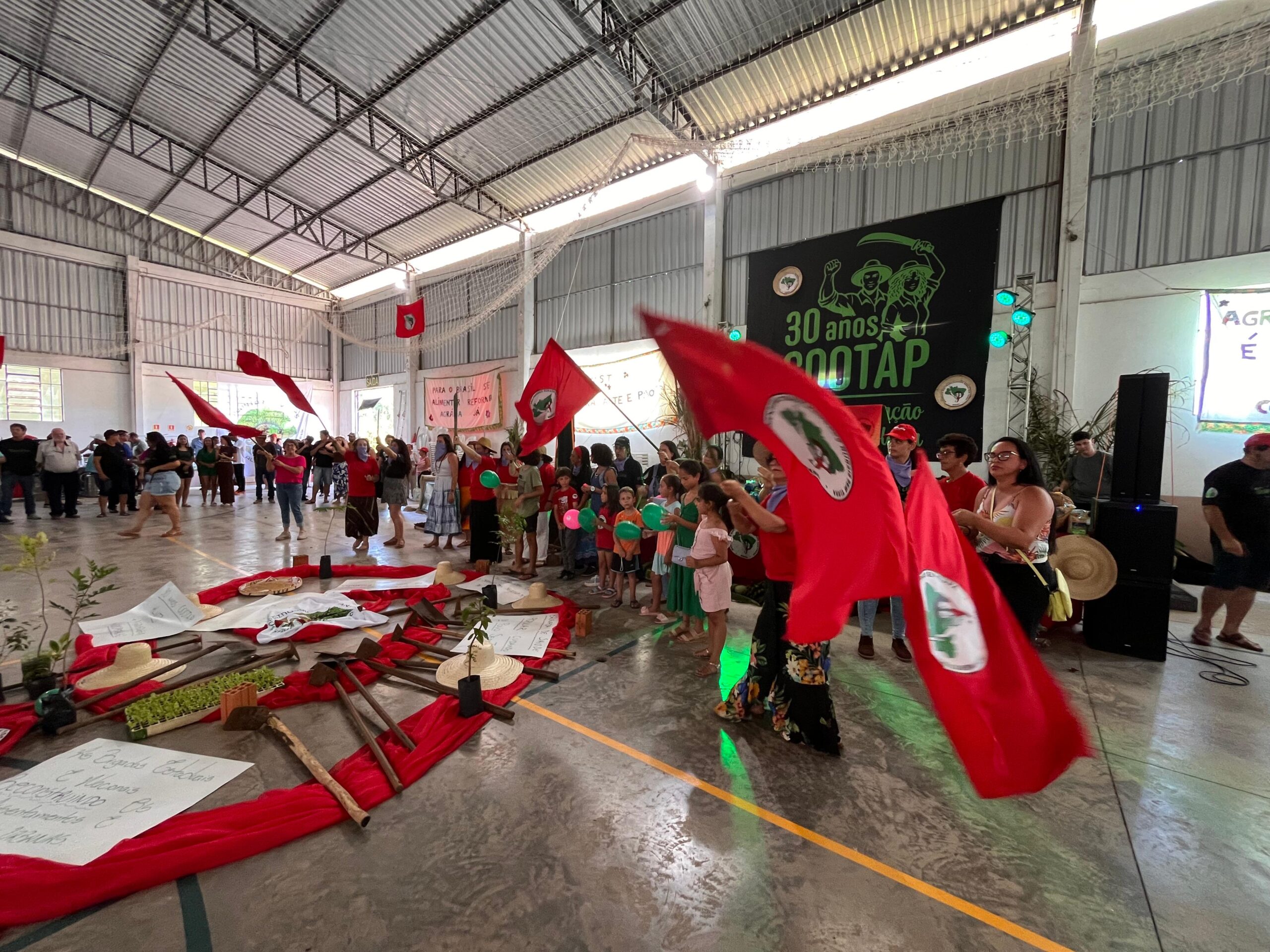 Famílias assentadas e lideranças celebram os 30 anos da Cootap no Assentamento Capela, em Nova Santa Rita