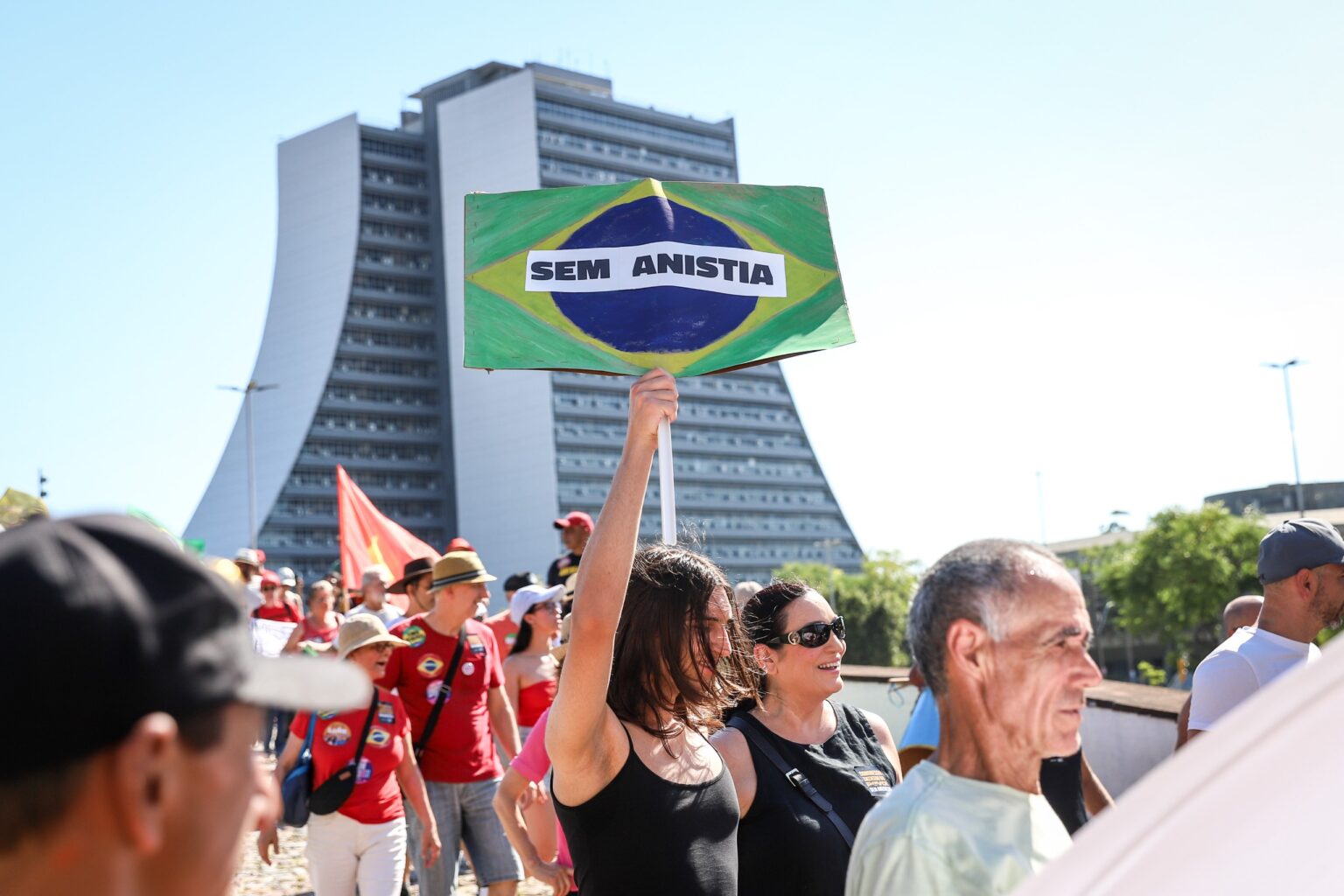 Enquanto a anistia e outros temas de interesse da extrema direita eram articulados nos bastidores, a população seguiu nas ruas em defesa da democracia